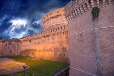 Roma'daki castel santangelo üzerinde güzel gökyüzü renkleri