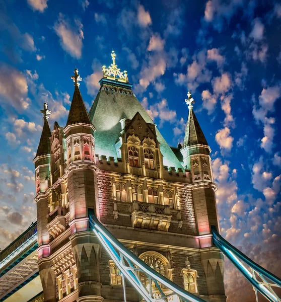 Piękne światła mostu tower bridge w Londynie — Zdjęcie stockowe