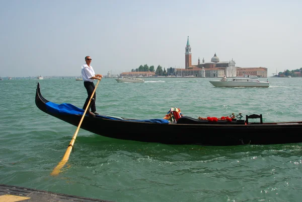 Venetië: Gondoliere op zijn gondel — Stockfoto