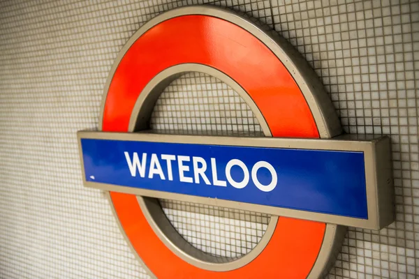 Лондон: знак метро Waterloo — стоковое фото