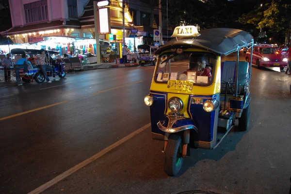 Bangkok: Un tuk tuk taxi de tres ruedas en una calle — Foto de Stock