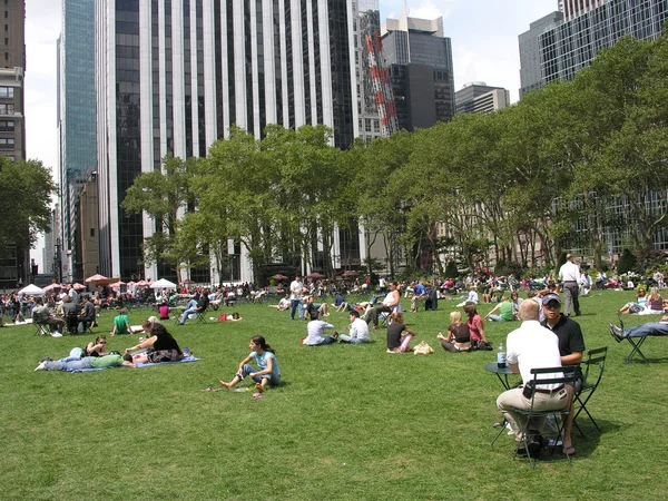 New York City: relax in Bryant Park — Stock Photo, Image