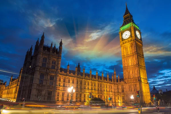 Big Bena i Izby Parlamentu o zmierzchu z Mostu Westminsterskiego — Zdjęcie stockowe