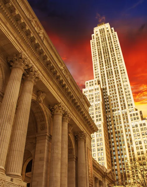 Nueva York Manhattan horizonte atardecer con rascacielos edificio de oficinas — Foto de Stock