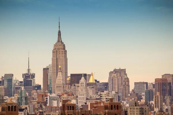 Edificios y Rascacielos de Manhattan con Cielo Dramático — Foto de Stock