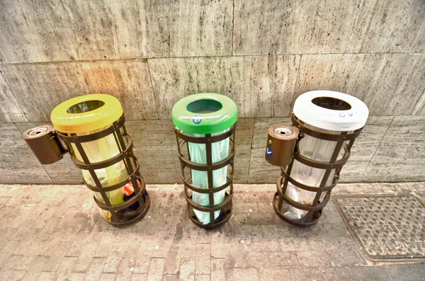 Trashbin Coleccionistas en Florencia Estacion de Tren — Foto de Stock