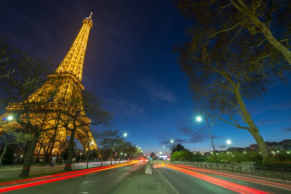 Maravillosos colores de la Torre Eiffel. Puesta de sol de invierno con luz del coche t —  Fotos de Stock