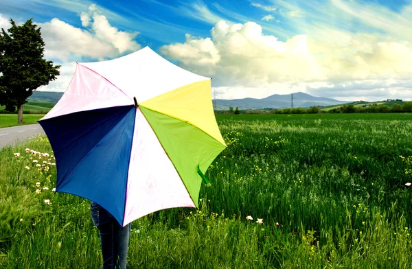 Mehrfarbiger Regenschirm mit Mohnfeld, Toskana — Stockfoto