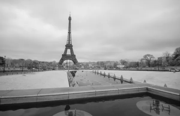 Image infrarouge dramatique en noir et blanc de la Tour Eiffel — Photo