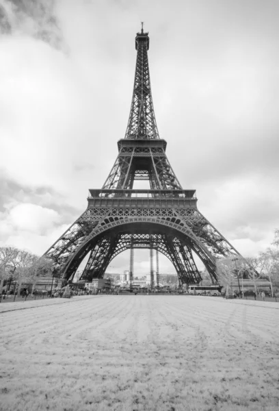 Immagine drammatica a infrarossi in bianco e nero della Torre Eiffel — Foto Stock