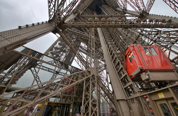 Paris. Elevadores incomuns da Torre Eiffel que levam os passageiros para o vi — Fotografia de Stock