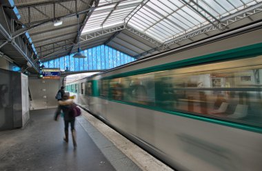 Paris metro istasyonundan kalkan tren
