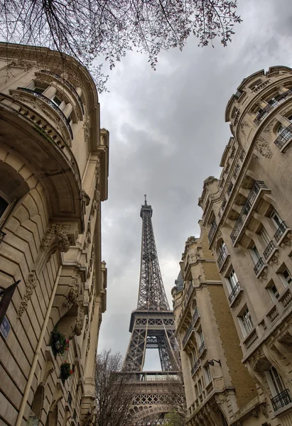Paris Buildings with Eiffel Tower in the middle. — Stock Photo, Image