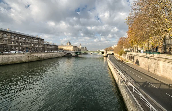 Beautiful view of Paris and Seine River in Winter — Stock Photo, Image