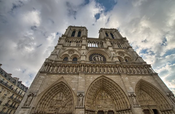 Paris. Vista deslumbrante da fachada de Notre Dame . — Fotografia de Stock