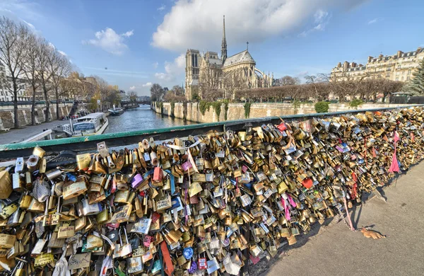 Paris - Aralık 1: dolap pont des Arts sembolize aşk sonsuza kadar,