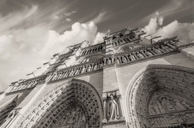 Paris'teki notre dame Katedrali Notre Dame'nın yukarı doğru görünümünü