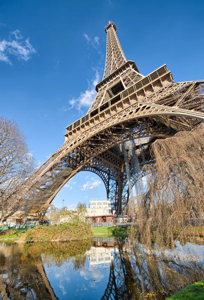 Maravillosa vista panorámica de la Torre Eiffel con lago y vegetación —  Fotos de Stock