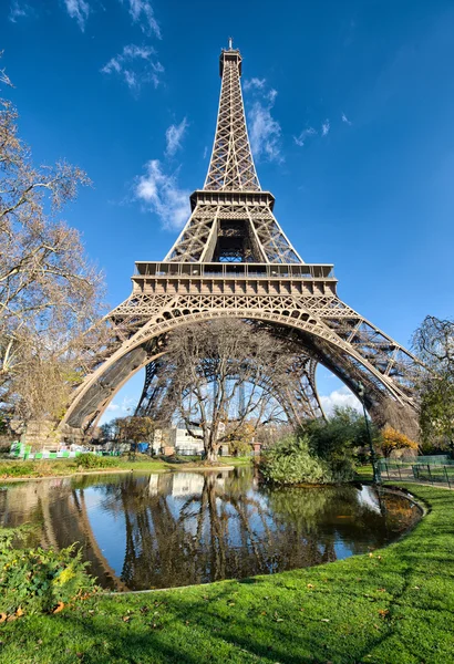 Meravigliosa vista ad ampio angolo sulla Torre Eiffel con lago e vegetazione — Foto Stock