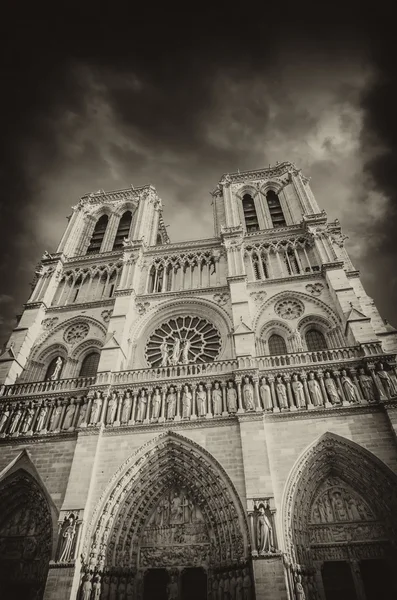 Veduta drammatica in bianco e nero della Cattedrale di Notre Dame a Parigi , — Foto Stock