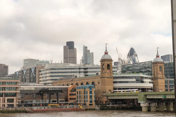 Moderna byggnader och arkitektur i london i höst — Stockfoto