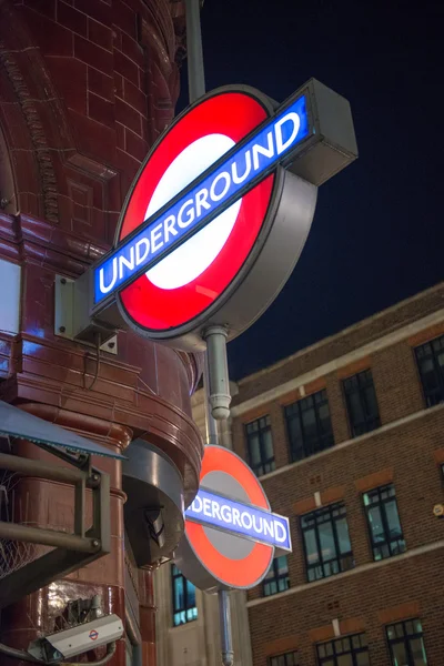 Londyn wrzesień 27: Bliska dwóch znaków tradycyjnych stacji — Zdjęcie stockowe