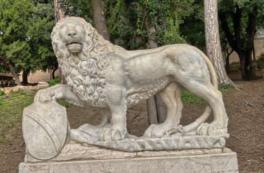 Aslan heykeli Roma'daki piazza del popolo yukarıda Hill