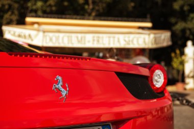 Roma - 1 Kasım: kırmızı ferrari parlar gianicolo, 1 Kasım 2012