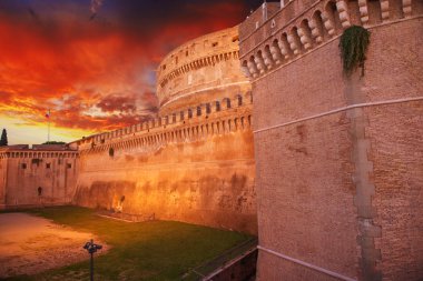 Castel santangelo, sonbahar günbatımı, güzel yan görünümü - Roma