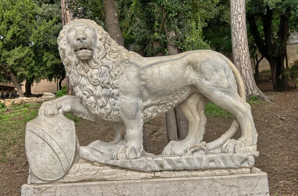 Lion sculpture in de heuvel boven het piazza del popolo in rome — Stockfoto