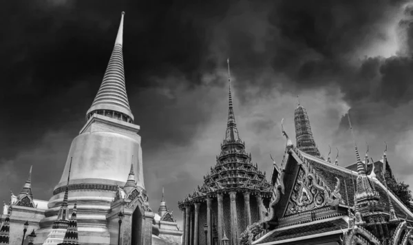 Berömda bangkok-templet - "wat pho" med dramatisk himmel — Stockfoto