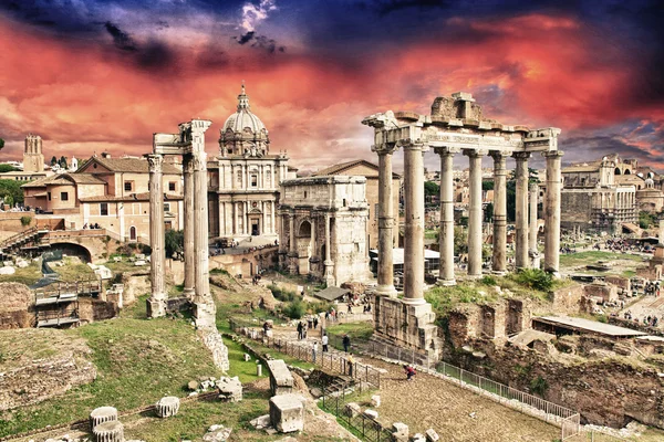 Günbatımı üzerinde antik kalıntıları Roma - İmparatorluk Forumu — Stockfoto