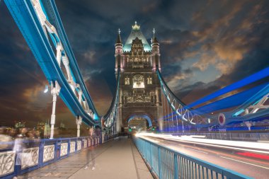 Tower bridge araba hafif trails - Londra ile gece