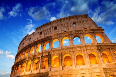 Roma'daki colosseum üzerinde güzel dramatik gökyüzü
