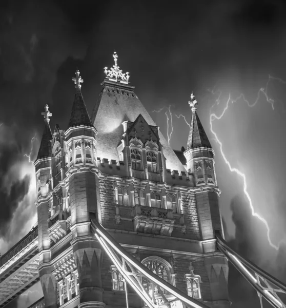 Storm över tower bridge på natten - london — Stockfoto