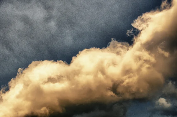 Stora moln på himlen — Stockfoto