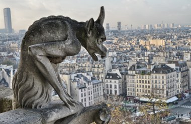 Paris. Notre-Dame Katedrali'nin tepesindeki gargoyle'un yakın çekimi -