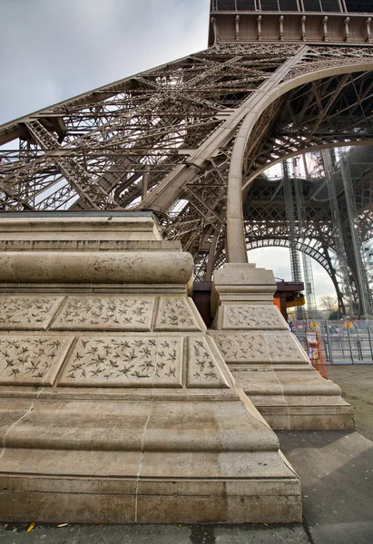 Eiffel Tower Pylon and bottom, street level view — Stock Photo, Image