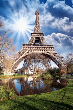 Paris. Eyfel Kulesi kış sezonu muhteşem geniş açı bakış