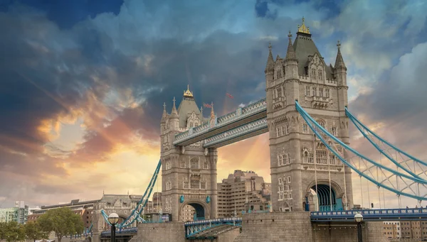 Piękne kolory zachodu słońca nad słynnego tower bridge w Londynie — Zdjęcie stockowe