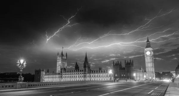 Big Ben und Parlamentsgebäude in der Abenddämmerung von der Westminster Bridge — Stockfoto