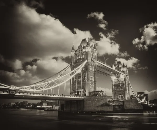 美丽的晚霞色彩在伦敦著名的塔桥 — 图库照片