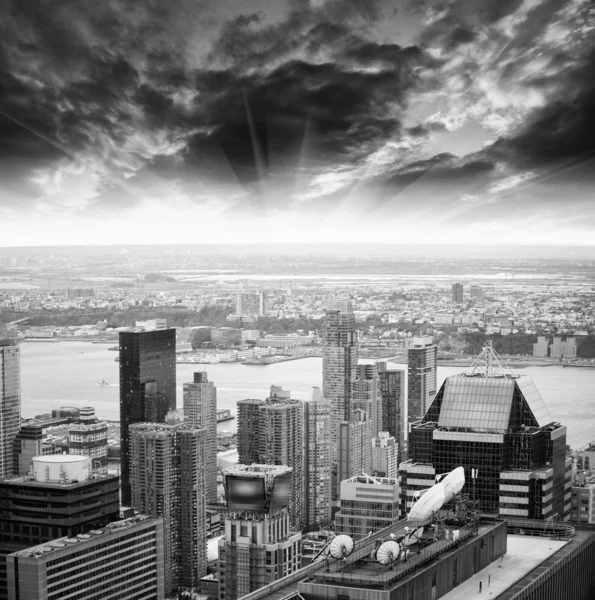 Нью-Йорк - США. красиві хмарочосів пташиного польоту на заході сонця — стокове фото