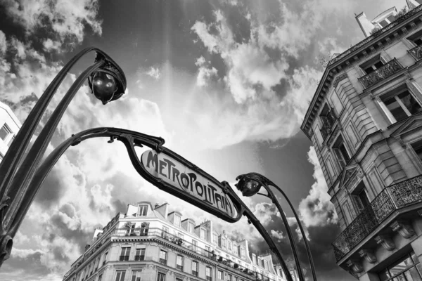 Metro station sign in Paris with beautiful background sky — Stock Photo, Image