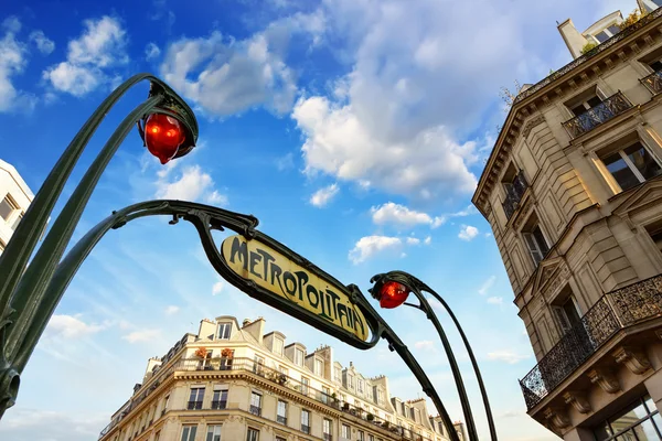 Paris. Metro subterrâneo sinal com edifícios e cores do pôr do sol — Fotografia de Stock