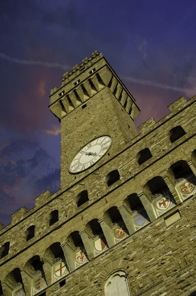 Pohled zdola nahoru na náměstí piazza della signoria ve Florencii — Stock fotografie