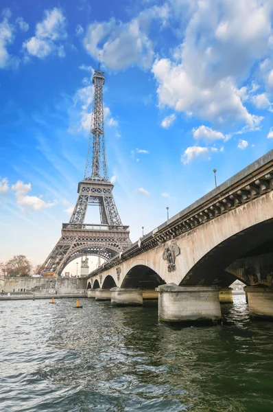 París - Hermosa vista de la Torre Eiffel y el Puente de Iena — Foto de Stock