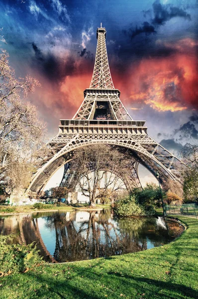 Paris - La Tour Eiffel. Wonderful sunset colors in winter season — Stock Photo, Image