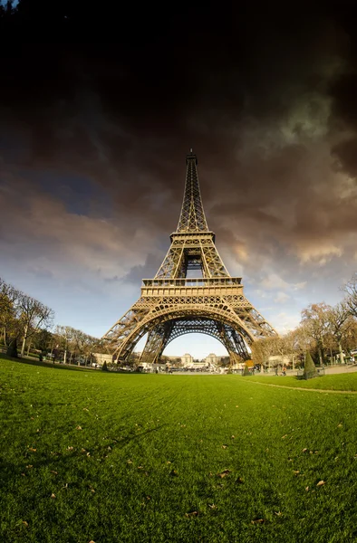 Bad Weather approaching Eiffel Tower — Stock Photo, Image