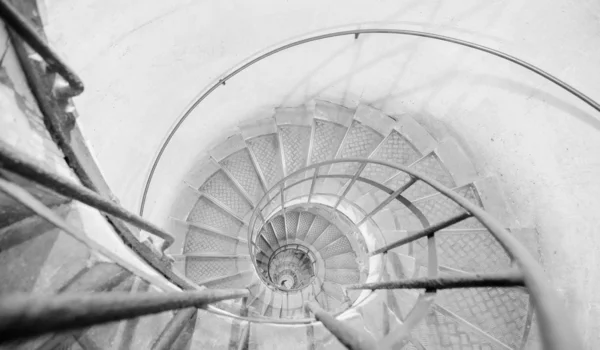 Vista al alza de la escalera de caracol en Francia — Foto de Stock